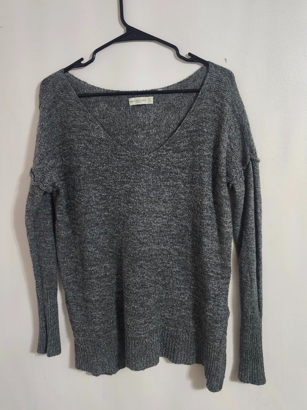 Abercrombie & Fitch Grey Knit V-Neck Sweater | Size M/L